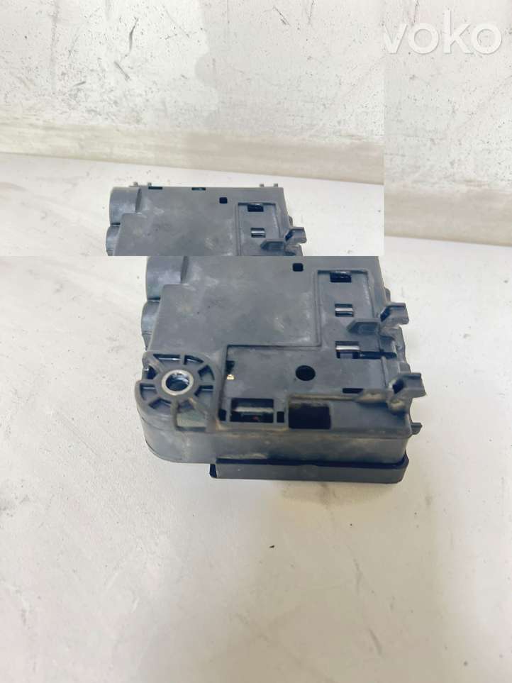 Audi Q5 (2008 - 2012)  8K0937517 Узел подключения плюсовых проводов