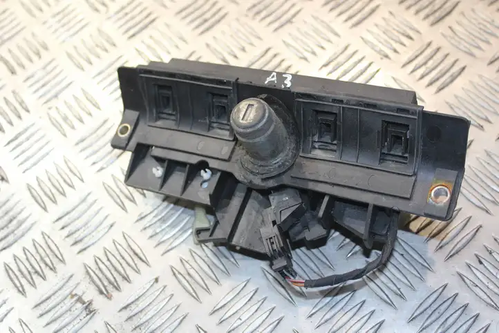 Audi A3/S3 8L (1996 - 2000) 8D9827565A Ручка крышки багажника — фото 1