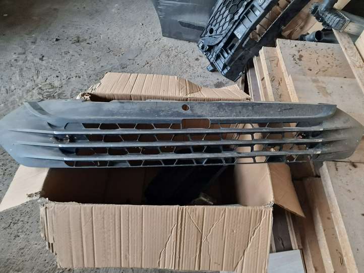 Iveco Daily 6th gen (2012 - 2020)  5802075842 Верхняя решётка