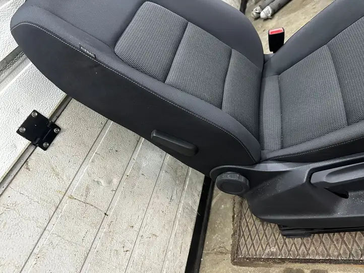 Volkswagen Golf Sportsvan (2014 - 2017) Переднее сиденье пассажира — фото 17
