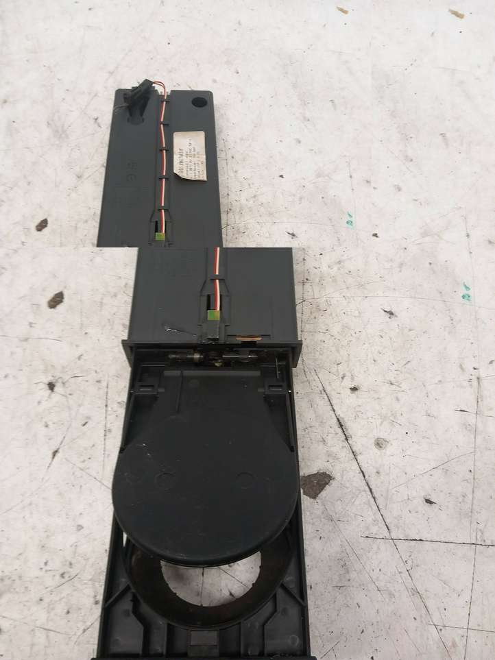 Audi A3/S3 8P (2004 - 2008)  8P0862534 Передний держатель чашки