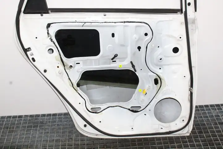 Toyota Prius (XW30) (2009 - 2015) Задняя дверь — фото 2