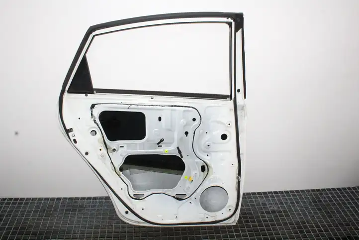 Toyota Prius (XW30) (2009 - 2015) Задняя дверь — фото 13