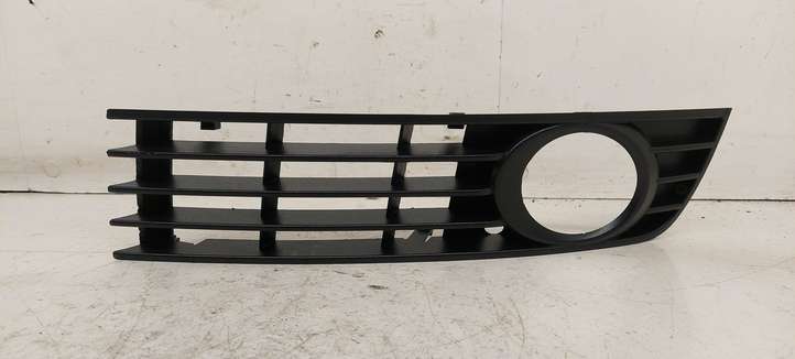 Audi A4 (2000 - 2006)  8E0807681 Декоративная решётка противотуманной фары