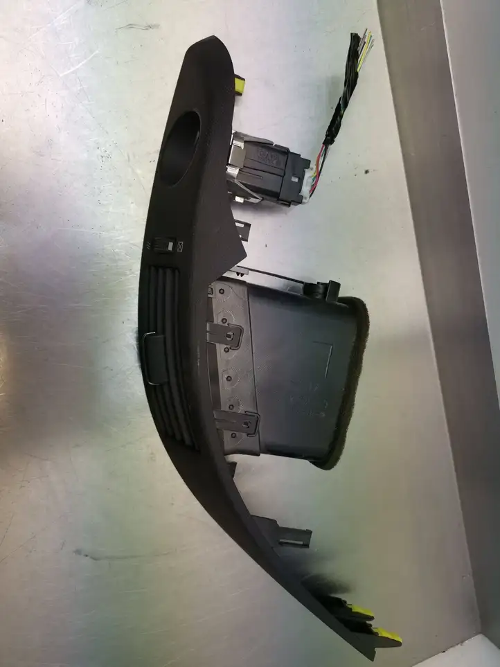 Toyota Corolla Verso AR10 (2004 - 2009) 5567064010 Центральный воздушный дефлектор — фото 4