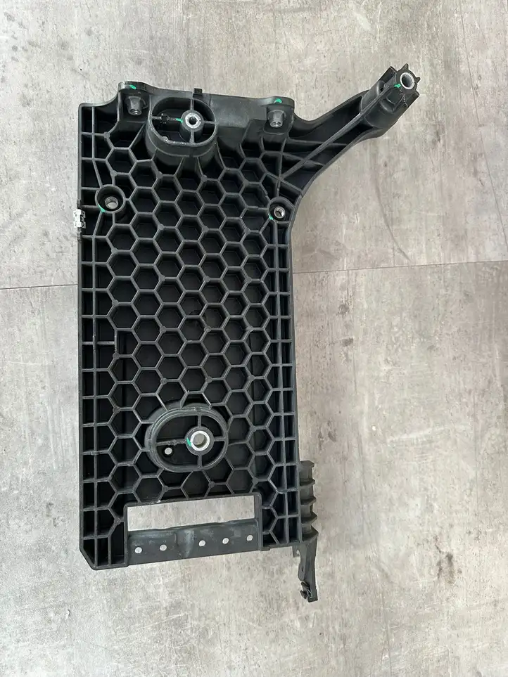 Volkswagen PASSAT B8 (2015 - ) 3G0907509A Площадка аккумулятора — фото 2