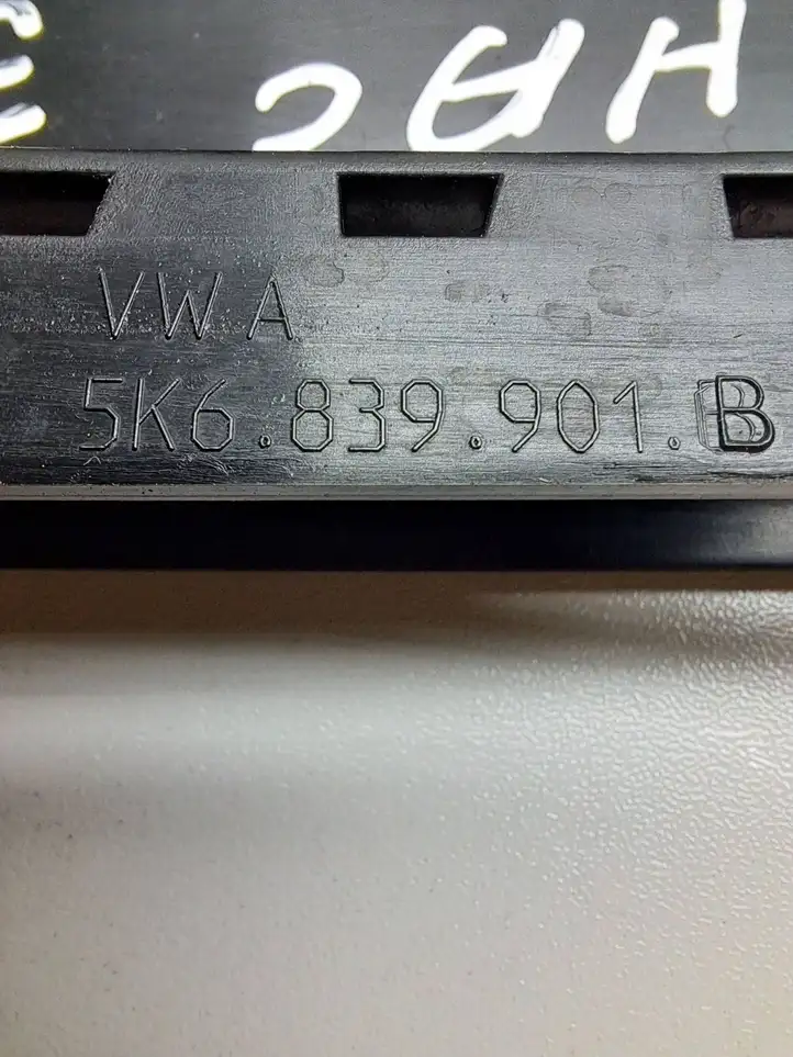 Volkswagen Golf VI (2009 - 2013) 5K0839901B Накладка стекла задней двери — фото 3