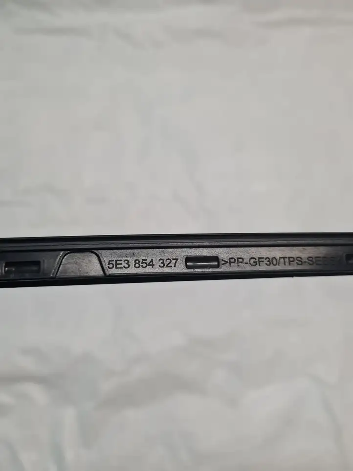 Skoda Octavia Mk4 (2019 - ) 5E3854327 Накладка стоек лобового стекла — фото 2
