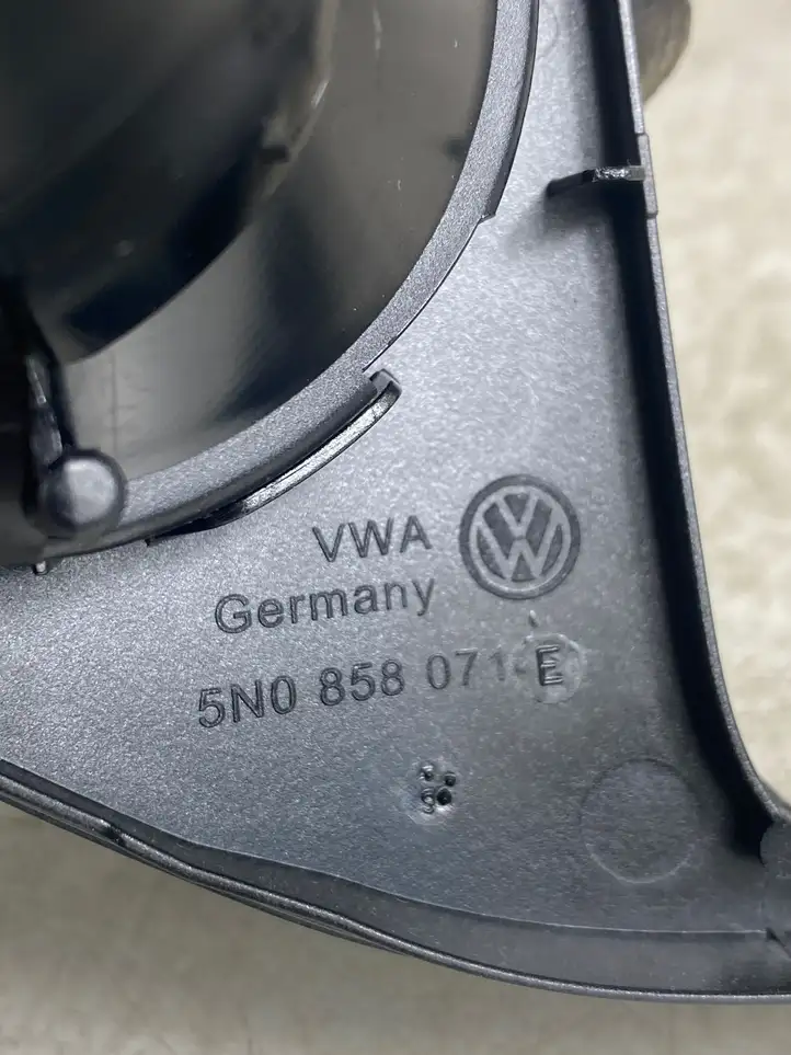 Volkswagen Tiguan (2011 - 2016) 5N0858071 Прочие детали салона — фото 3