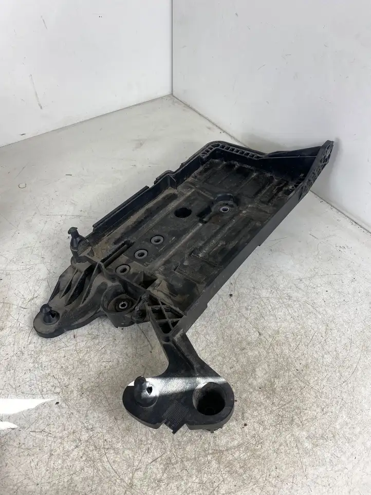 Volkswagen Golf VII (2013 - 2019) 5Q0915321J Площадка аккумулятора — фото 1