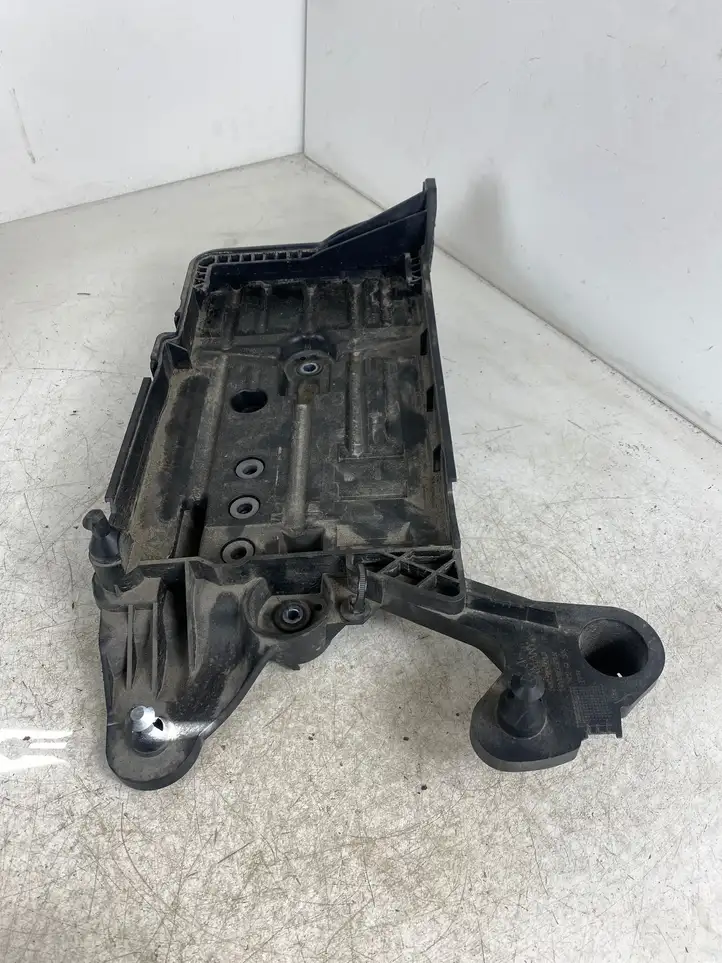 Volkswagen Golf VII (2013 - 2019) 5Q0915321J Площадка аккумулятора — фото 2
