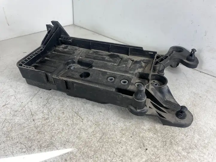 Volkswagen Golf VII (2013 - 2019) 5Q0915321J Площадка аккумулятора — фото 3