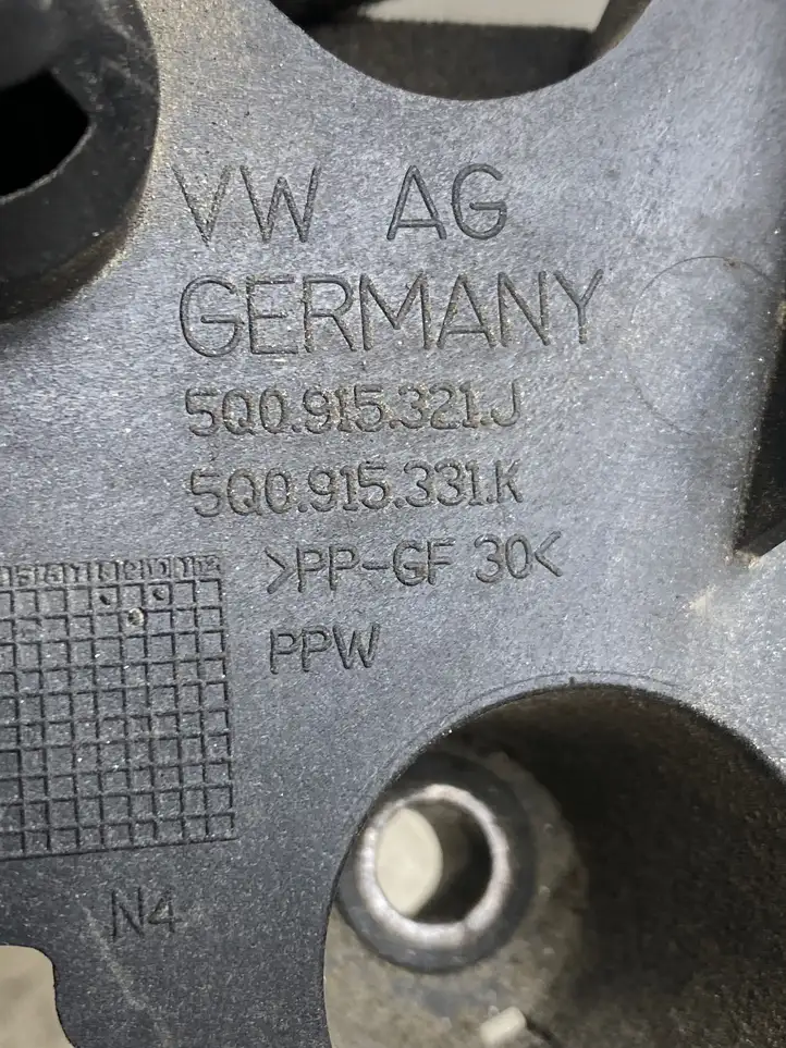Volkswagen Golf VII (2013 - 2019) 5Q0915321J Площадка аккумулятора — фото 6