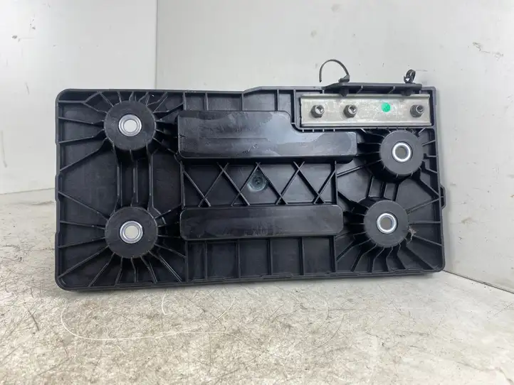 Volkswagen PASSAT B8 (2015 - ) 3Q0804869 Площадка аккумулятора — фото 2