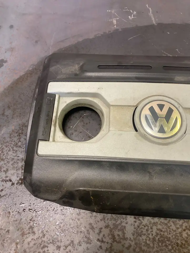 Volkswagen PASSAT CC (2008 - 2012) 06J103925P Крышка двигателя декоративная — фото 2