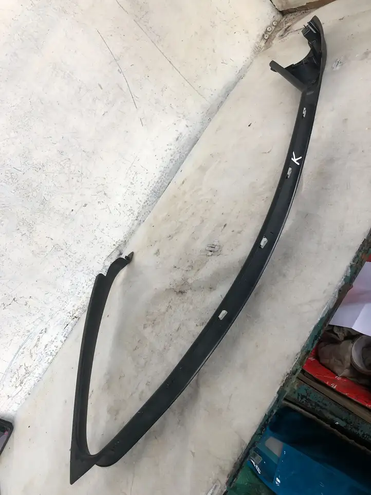 BMW 1 F20 F21 (2011 - 2019) 51337270759 Накладка стекла передней двери — фото 1