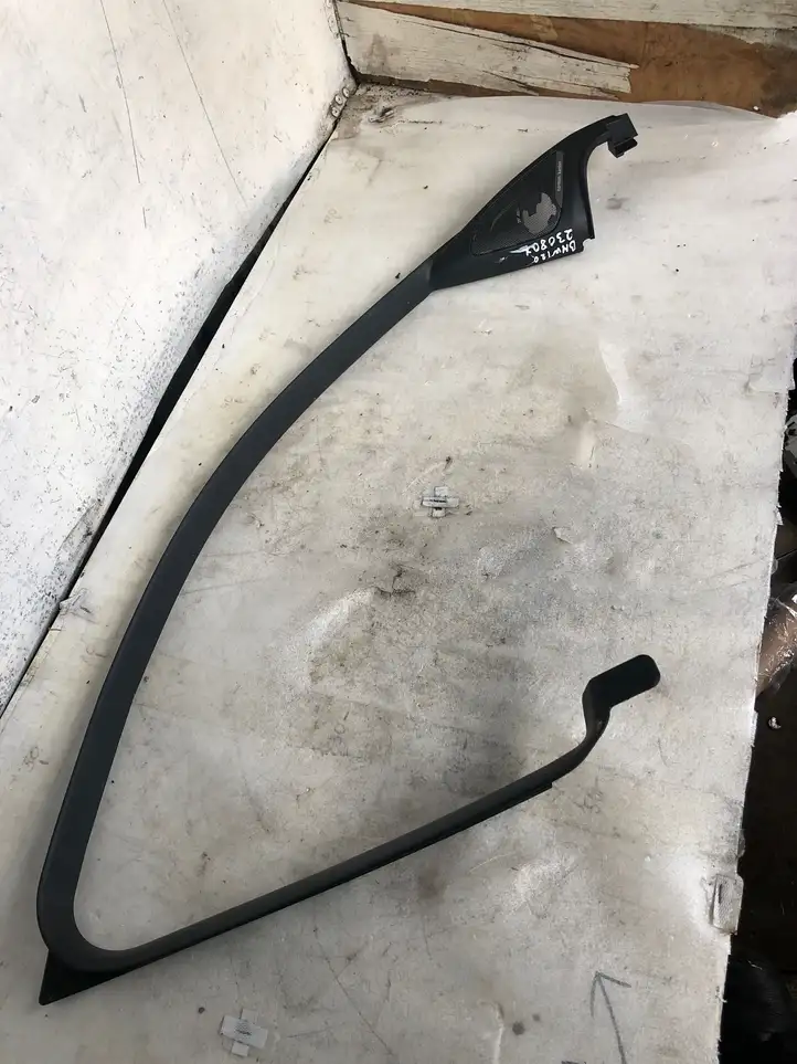 BMW 1 F20 F21 (2011 - 2019) 51337270759 Накладка стекла передней двери — фото 3