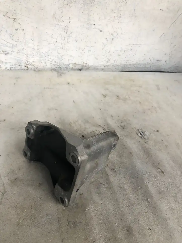 BMW 1 F20 F21 (2011 - 2019) 18129010 Кронштейн двигателя — фото 2