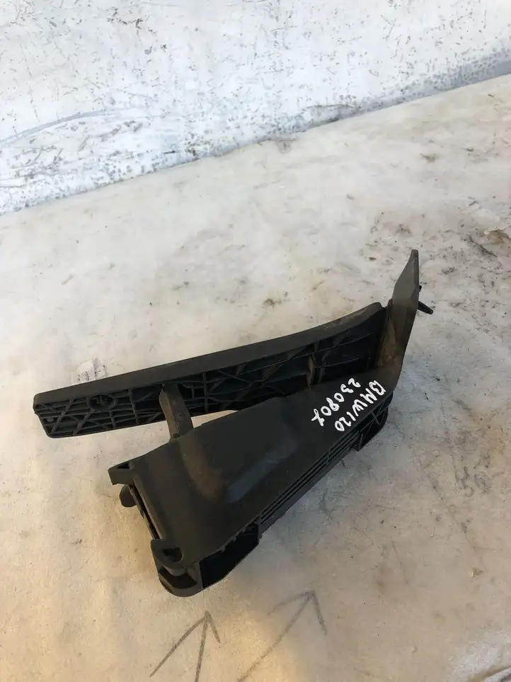BMW 1 F20 F21 (2011 - 2019) 16548901 Педаль акселератора — фото 1