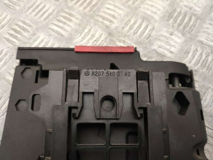 Mercedes-Benz C W204 (2007 - 2014)  A2075400740 Узел подключения плюсовых проводов