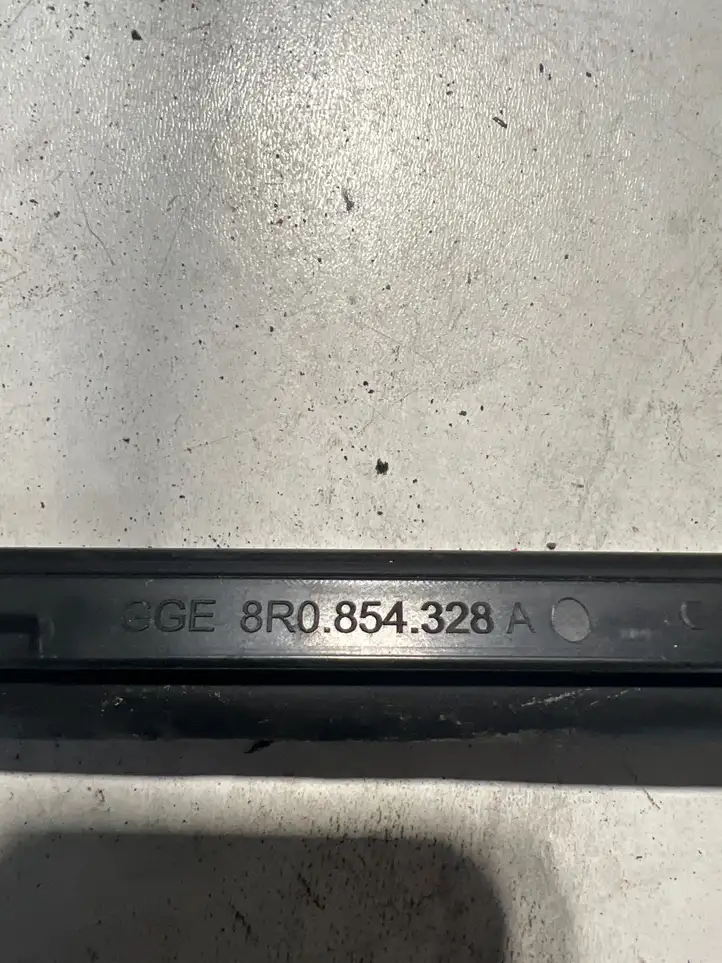 Audi Q5 SQ5 (2008 - 2012) 8R0854328A Накладка стоек лобового стекла — фото 4