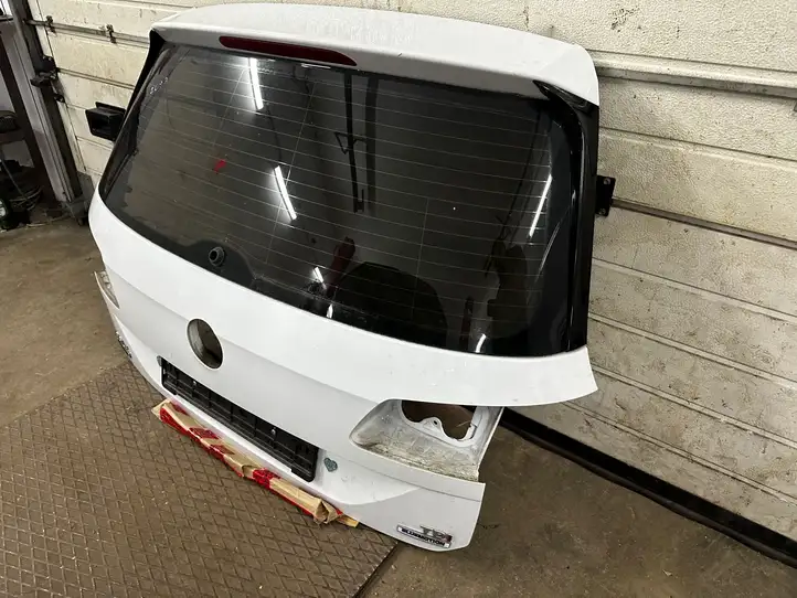 Volkswagen Golf Sportsvan (2014 - 2017) LC9A Крышка багажника — фото 9