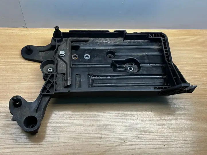 Volkswagen Golf Sportsvan (2014 - 2017) 5Q0915321H Площадка аккумулятора — фото 1