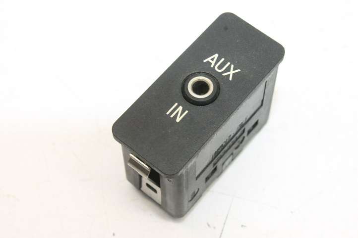 BMW 1 E82 E88 (2007 - 2014)  6930561 Разъем AUX