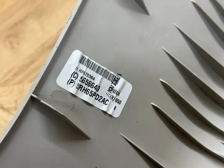 Chrysler Pacifica (2016 - ) 5RH65PD2AC Обшивка стойки C — фото 6