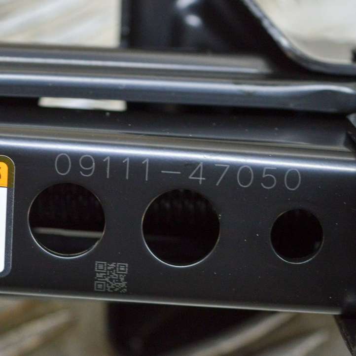 Toyota Prius (XW50) (2015 - )  0911147050 Домкрат (данкрат)