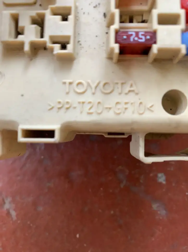 Toyota Avensis T250 (2006 - 2009) PPT20GF10 Блок предохранителей — фото 3