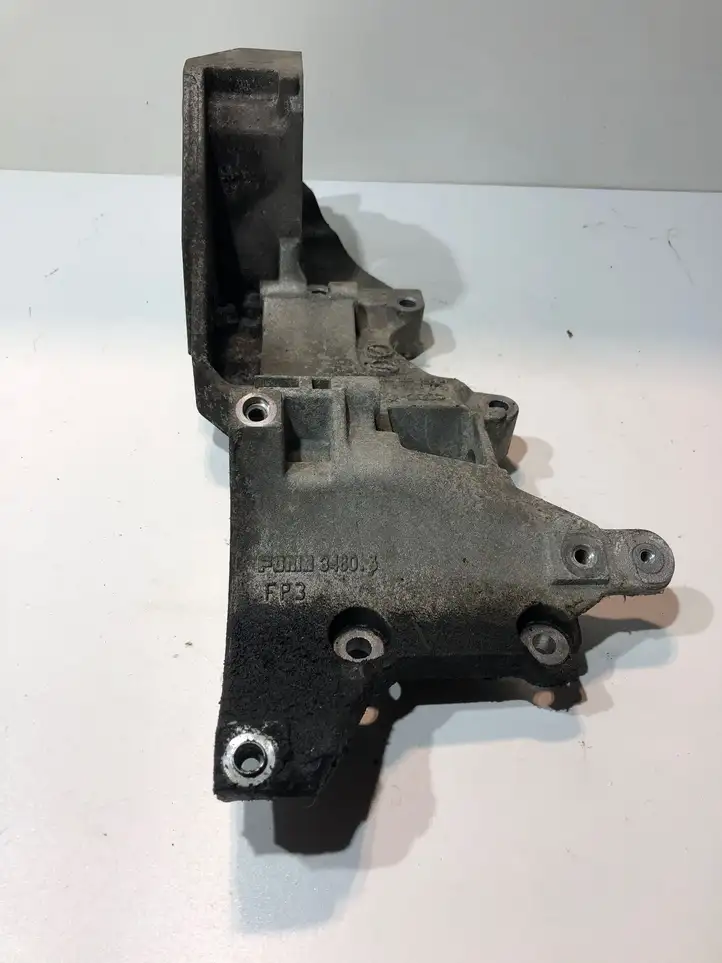 Volkswagen PASSAT B7 (2011 - 2014) 03l903143d Кронштейн топливного насоса — фото 1