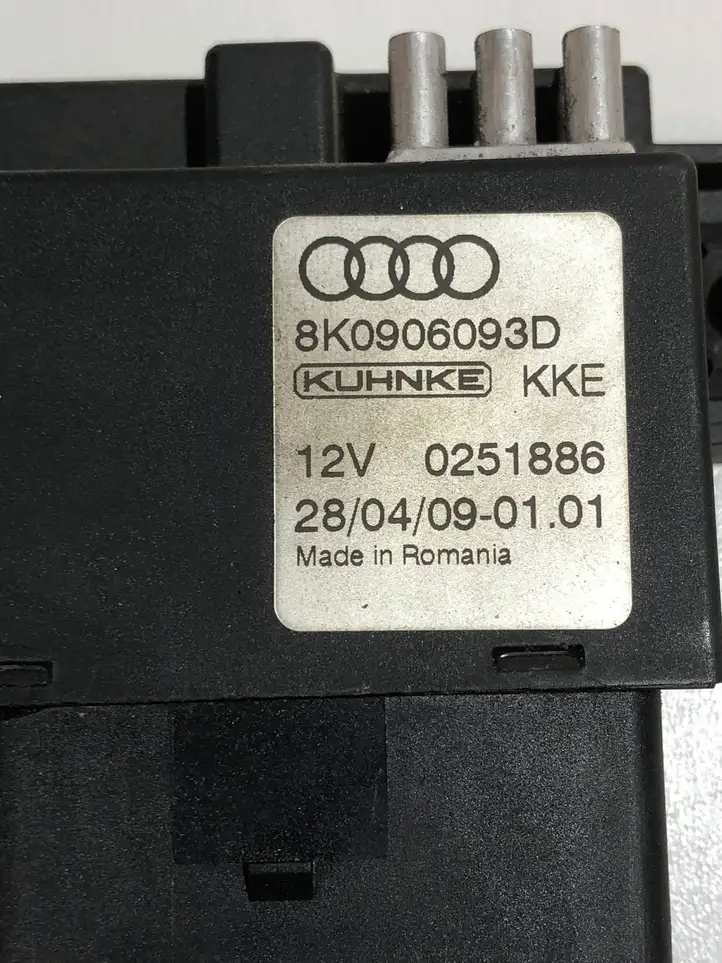 Audi A5 8T 8F (2007 - 2011) 8K0906093D Блок управления топливным насосом — фото 3