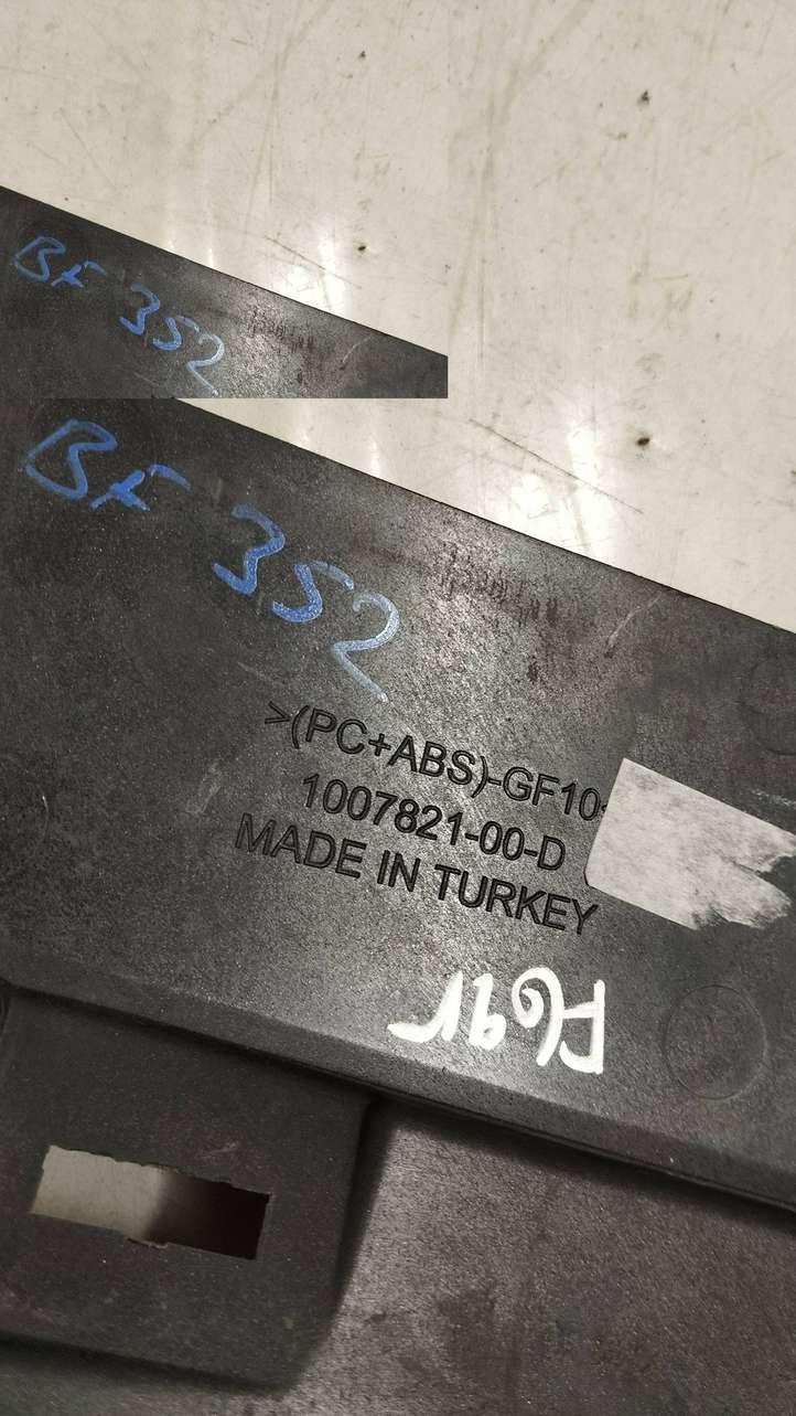 Tesla Model S (2016 - 2021)  100782100d Декоративная планка