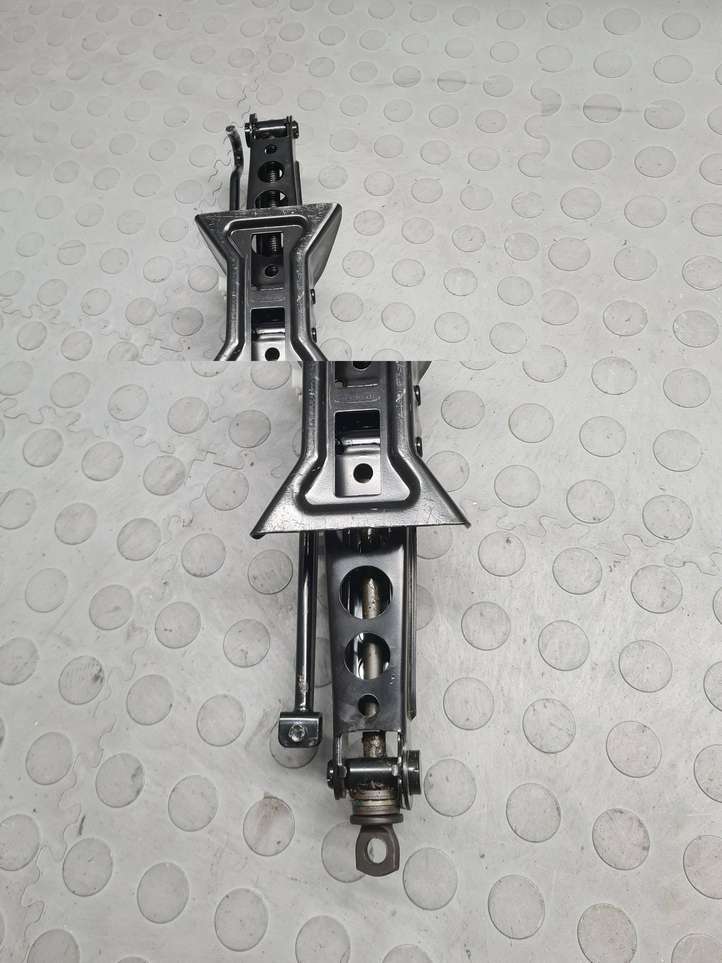 BMW X3 E83 (2003 - 2010)  3403642 Домкрат (данкрат)