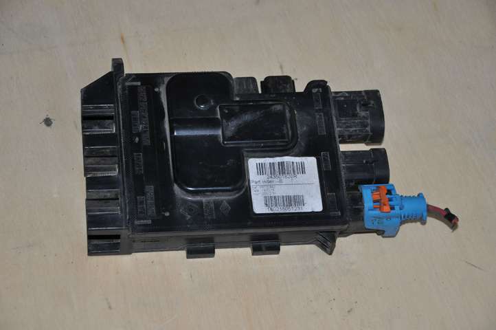 Renault Trafic III (X82) (2014 - )  243501820R Узел подключения плюсовых проводов