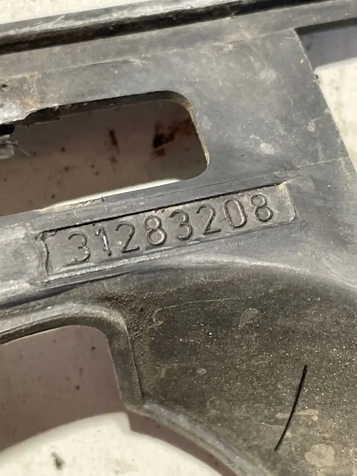 Volvo V70 (2007 - 2013) 31283208 Облицовка радиатора — фото 3