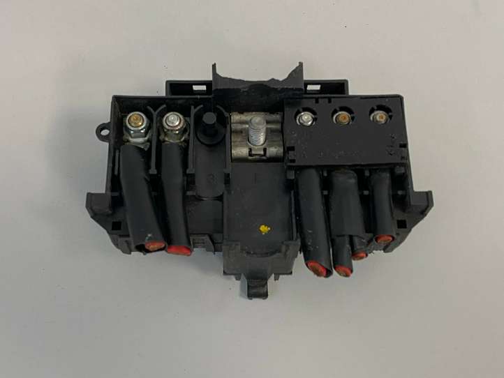 Mercedes-Benz C W203 (2000 - 2007)  A2035450703 Узел подключения плюсовых проводов