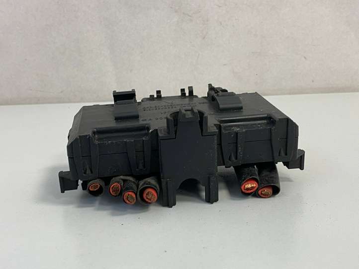 Mercedes-Benz C W203 (2000 - 2007)  A2035450703 Узел подключения плюсовых проводов