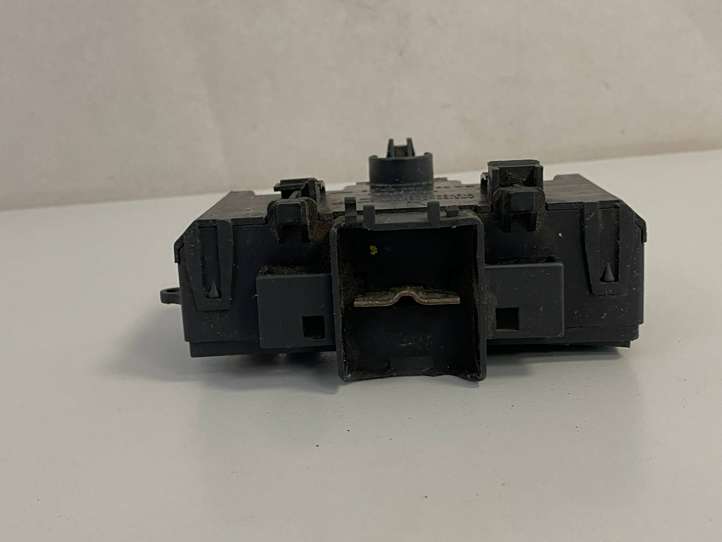 Mercedes-Benz C W203 (2000 - 2007)  A2035450703 Узел подключения плюсовых проводов
