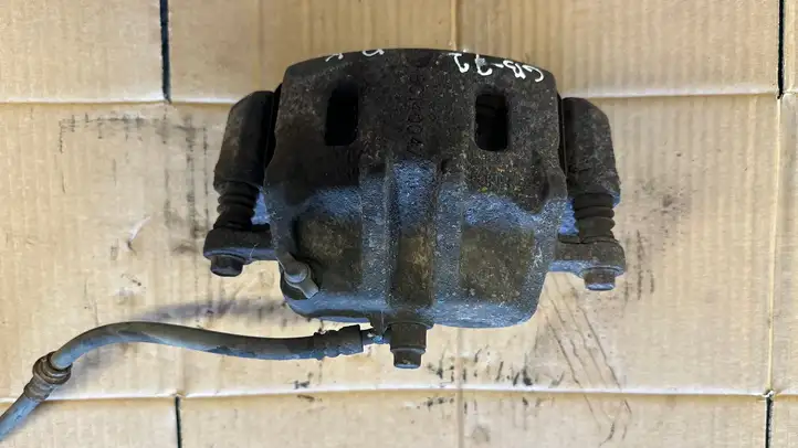 Hyundai Santa Fe (2000 - 2005) Тормозной суппорт передний — фото 3