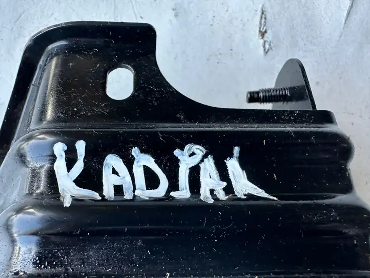 Renault Kadjar (2015 - 2018) Прочие детали моторного отсека — фото 2