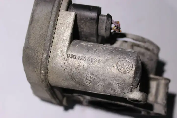 Volkswagen PASSAT B6 (2005 - 2010)  03g128063b Дроссельная заслонка