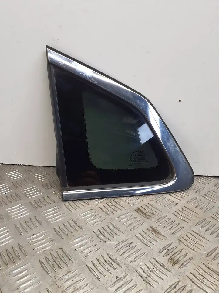 Nissan Qashqai (2013 - 2017) 43R001595 Заднее боковое стекло — фото 1