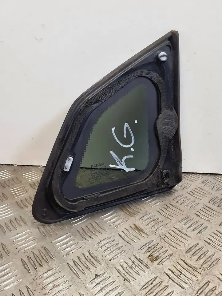 Nissan Qashqai (2013 - 2017) 43R001595 Заднее боковое стекло — фото 2