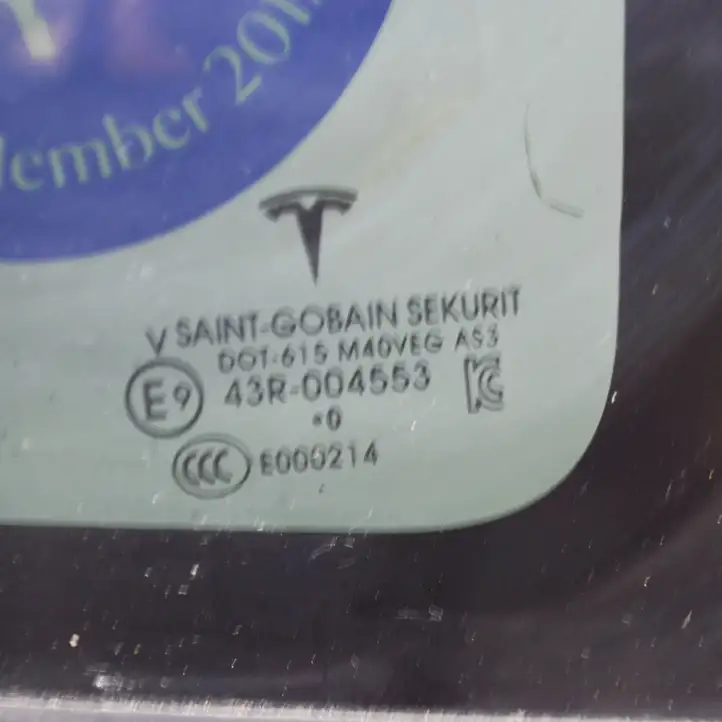 Tesla Model X (2015 - 2021)  103490780F Маленькое стекло 