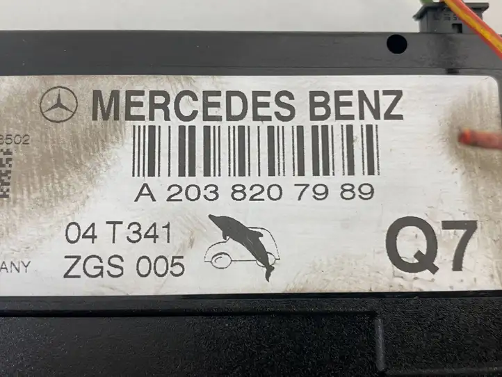 Mercedes-Benz C W203 (2000 - 2007) A2038207989 Усилитель антенны — фото 3