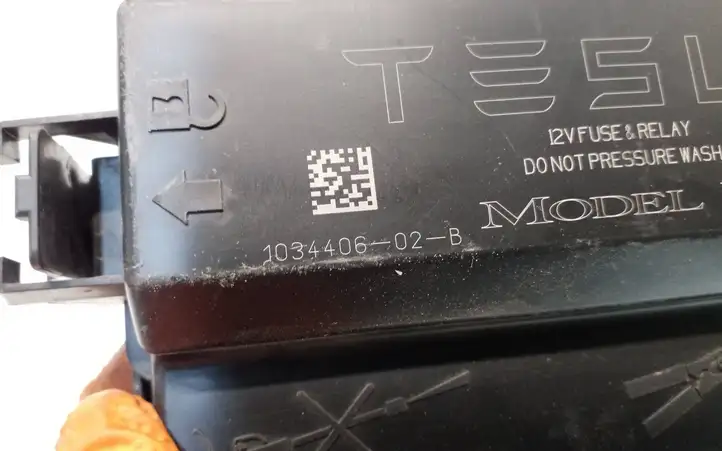 Tesla Model X (2015 - 2021) 103440602B Крышка ящика предохранителей — фото 5