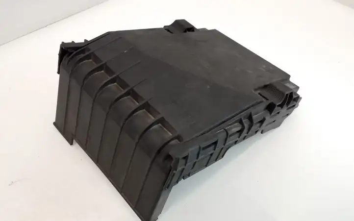 Volkswagen PASSAT B6 (2005 - 2010)  1K0937132F Крышка ящика предохранителей