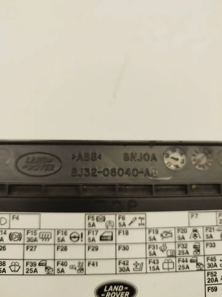 Land Rover Evoque I (2011 - 2015) BJ3206040AB Крышка ящика предохранителей — фото 5